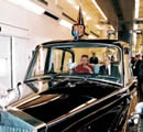 Photo de Sa Majesté la reine Elizabeth II dans une voiture
